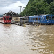 5両すべてが浸水したくま川鉄道の車両。写真は被災直後の様子。