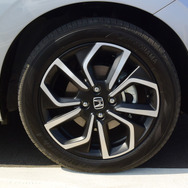 ハイブリッドNESSの標準装着タイヤサイズは185/55R16。銘柄は最近OEMを頑張っている感のある横浜ゴム「BluEarth-A」。