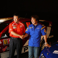 【WRCラリージャパン】新井、田口の両選手がガッチリ握手