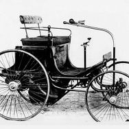 1890年、ダイムラー製ガソリンエンジンを搭載した四輪自動車「Type 2」