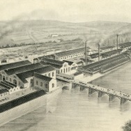 1810年、フランス東部のエリモンクールを拠点に、ジャン＝ピエール・プジョー、ジャン＝フレデリック・プジョー兄弟による家族経営の製鉄業として、プジョーはスタート