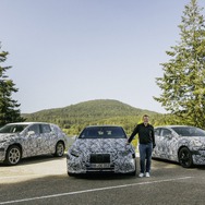 メルセデスベンツの新型EV 3車種のプロトタイプ（左からEQE SUV、EQS、EQE）