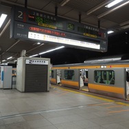 現行の中央線東京発下り終電時刻は0時35分だが、繰上げ実施後は30分程度早まることになる。写真は東京駅で発車を待つ終夜運転時の中央線列車。