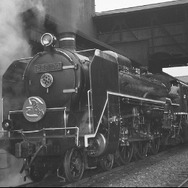 1953年3月に京都～博多間の客車特急として登場した二代目（九州特急としては初代）の『かもめ』。九州内はC59形蒸気機関車が牽引した。