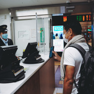 仙台駅でスマホを提示する