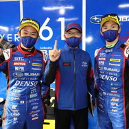 ポールポジションを獲得した#61 SUBARU BRZ R&D SPORTの（左から）井口卓人、渋谷真監督、山内英輝