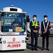 CarriRo Tractor 25Tとの記念写真に応じたAiRO代表取締役の浅野通元氏(左)とZMP取締役の西村明浩氏