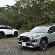 トヨタ RAV4 アドベンチャー（手前）とオフロードパッケージ（奥）