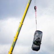 高さ30mから新車を落下させるボルボカーズの衝突テスト