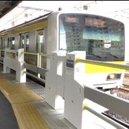 2021年度の常磐緩行線導入駅では、7駅中5駅に整備されるスマートホームドア。写真は中央総武緩行線亀戸駅のもの。