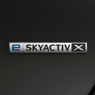 e-SKYACTIV X リアバッチ