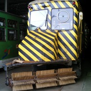 竹製ブラシで除雪するササラ電車