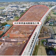 2018年11月時点の大村線大村車両基地駅建設工事の様子。隣接する九州新幹線大村車両基地は、大村市竹松町と沖田町に跨る大村線と郡川（こおりがわ）の間に設置される。