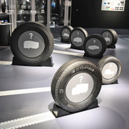 Bridgestone Innovation Gallery「WHAT WE OFFER（モビリティ社会を支える）」に展示されるさまざまなタイプのタイヤ