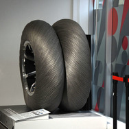 Bridgestone Innovation Gallery「WHAT WE OFFER（新たなチャプターへ）」に展示される月面探査車用タイヤ