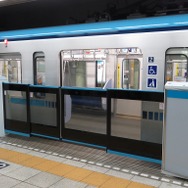 東京メトロ東西線のホームドアは可動ドア部を長くとって開口幅を広げた「大開口」と呼ばれるもの。
