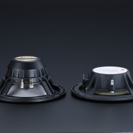 BEWITH Platinum Voice 従来品と本製品用の16.5cmウーファーの奥行比較（右側が本製品）