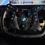 ゲームとレーシングカーで共用できるBMWの新型ステアリングホイール