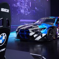 BMWの新型ステアリングホイールが装着されるレーシングカー、M4 GT3