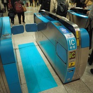 東京駅のEXサービス用IC専用改札。2021年3月には交通系ICカードを登録しておけば、新幹線専用ICカードと交通系ICカードを重ねてタッチするという手間を省けるほか、モバイルSuicaやモバイルPASMOだけでも入場できるようになる。