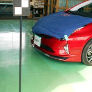 三州安全硝子の本店工場では、新型車のフロントガラス修理・交換に欠かせない「エーミング」を行える