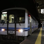 広島支社が受け持つ山陰本線西部でも終発の繰上げなどを実施。写真は山陰本線益田駅のキハ120形。