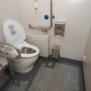 製作中のバリアフリー対応トイレ（2021年1月時点）。京急車としては初めて設置される。