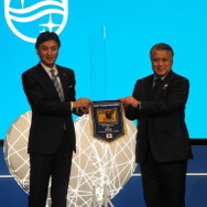 フィリップス・ジャパンの堤浩幸社長（左）とJFAの田嶋幸三会長