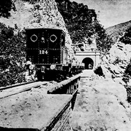 奥羽本線は北は青森、南は福島の双方から建設が始まり、秋田県内の湯沢で繋がったが、赤岩駅がある現在の奥羽本線山形線区間は当初、奥羽南線と呼ばれていた。写真は奥羽南線建設当時、赤岩付近を走行する工事列車。