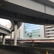 江戸橋JCT。低い位置の高架が、将来地下化される都心環状線。前方のビル群も建て替えになる。