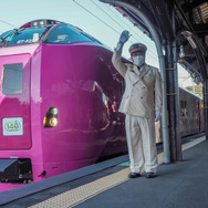 JR北海道では最新の観光列車であるキハ261系5000番台「はまなす」編成。写真は営業運行初日の出発セレモニーの様子。2020年10月17日、小樽駅。