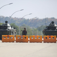 首都ネピドーの議会を封鎖したミャンマー軍（2月1日）