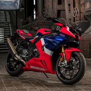 独レッドドット・デザイン博物館のセンターステージに展示されたホンダ CBR1000RR-R ファイアブレードSP