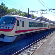 西武新宿線のみでの運用となっている10000系も、2月13日～3月7日の土休日に限り運休に。写真はニューレッドアロー“クラシック”こと、10000系10105編成。