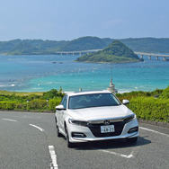 山口・角島にて。砂の色が白に近いため、海がエメラルド色に。