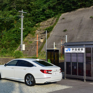 山陰本線宇田郷駅にて。古い駅舎が取り壊され、簡易駅舎に。