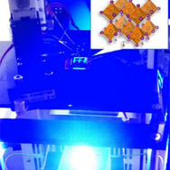 開発されたペロブスカイト型太陽電池と青色LEDによる光無線給電の様子