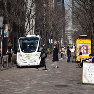 丸の内仲通りを走行する自動運転モビリティの様子（準備走行時）