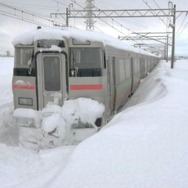 前進も退行もできなくなった731系電車。2月24日。