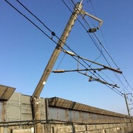 福島県沖地震の影響で折れた東北新幹線の架線柱。同様の被害は新白河～古川間で20本におよんだ。