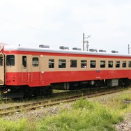 現在、エンジンが稼働するものとしては唯一残る「国鉄一般気動車標準色」のキハ22形。2001年4月に廃止された青森県の下北交通（下北～大畑）に「キハ85形」として在籍していた車両で、こちらもリバイバル塗色。2005年7月、旧下北交通大畑駅構内。