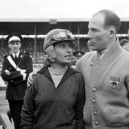 1959年5月、英シルバーストンでのレース出走を断られたマリア・テレーザをなぐさめるスターリング・モス。