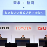 向かって左から：日野自動車の下義生代表取締役社長、トヨタ自動車の豊田章男代表取締役社長、いすゞ自動車の片山正則代表取締役社長