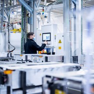 メルセデスベンツ EQS のバッテリーの生産を開始したドイツのシュトゥットガルト・ヘーデルフィンゲン工場