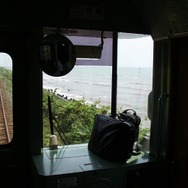 キハ130形の車内から見た海岸沿いの風景。