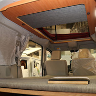 ココワゴン（フィールドライフ）は手軽なバンコンにポップアップルーフを備え室内高を稼ぐ。シンプルなベッドは展開面積も広い。