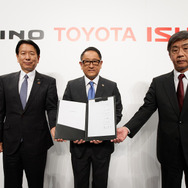 3社提携を発表したトヨタの豊田社長（中央）、いすゞの片山社長（右）、日野の下社長