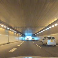 首都高速走行時のフロント4Kカメラ映像イメージ（トンネル走行時）