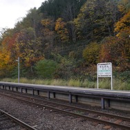「北海道新幹線並行在来線対策協議会」の後志ブロック会議では、長万部～小樽間の存続を協議しているが、鉄道存続の道は数字的に厳しい。写真は仁木町内の銀山（ぎんざん）駅。