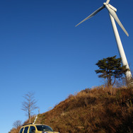 ルノー カングー ZEN 1.2 EDC。茨城北部、プラトーさとみの風力発電機をバックに記念撮影。
